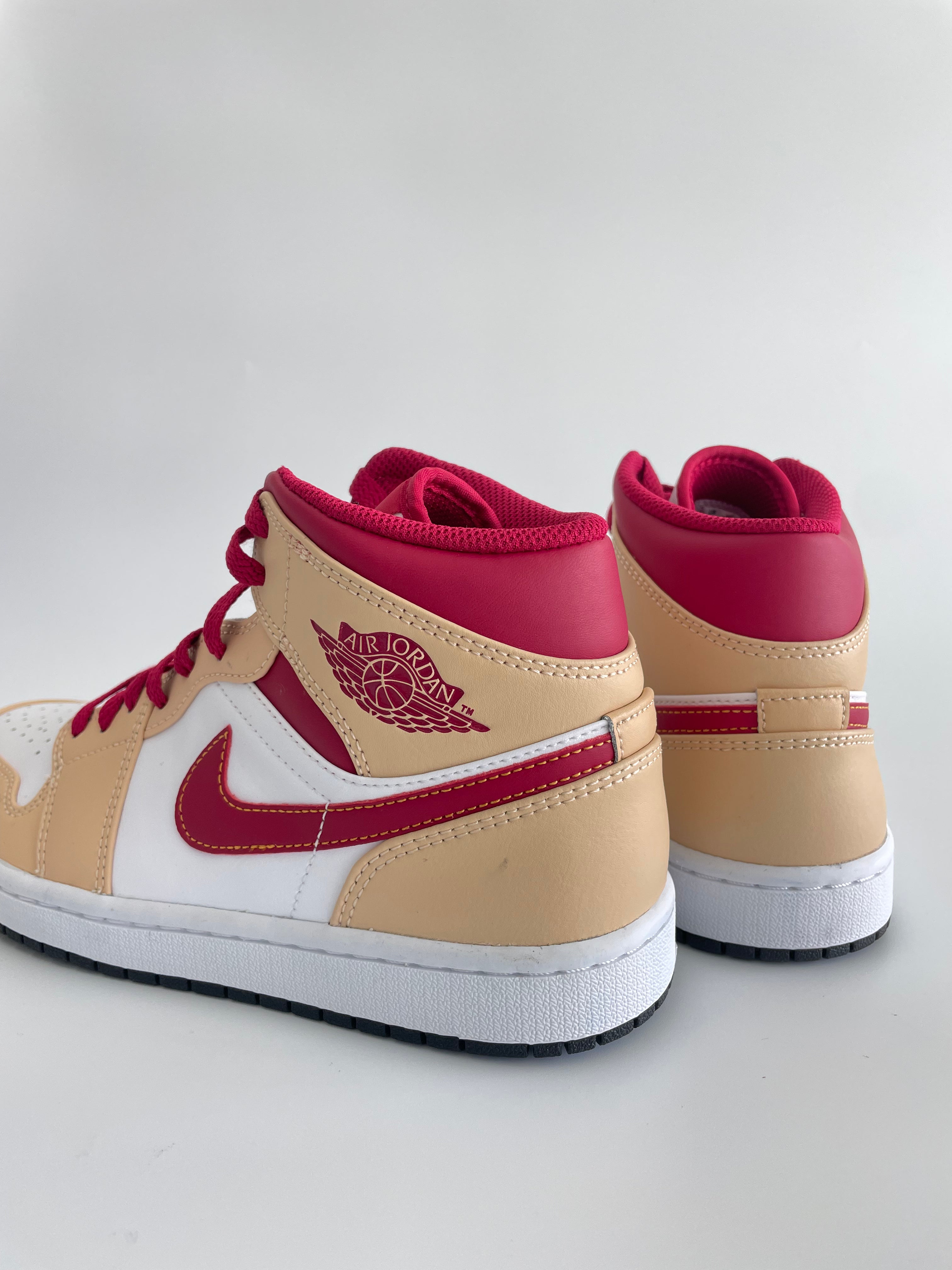 Jordan 1 Mid “Beige White Red”