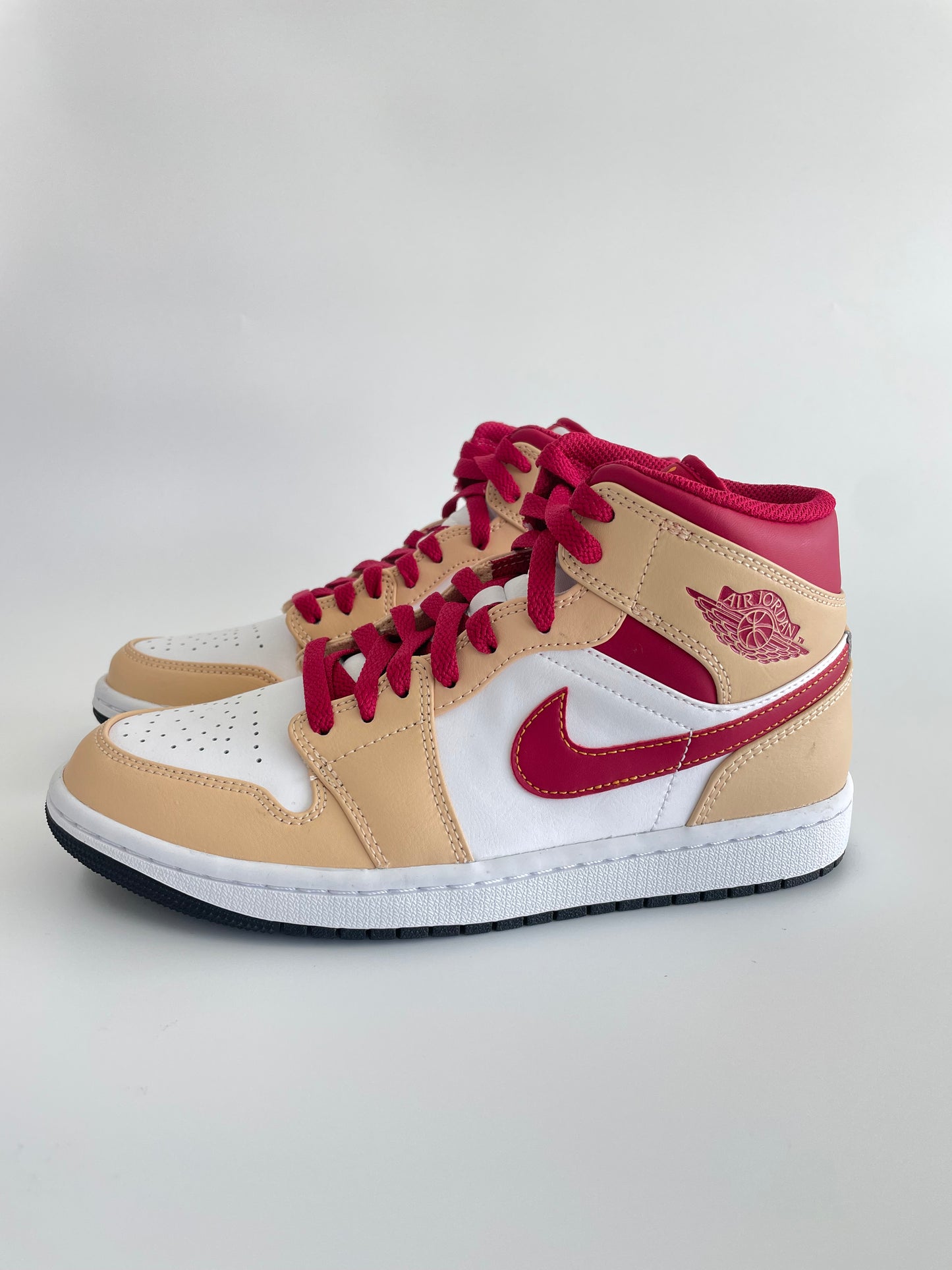 Jordan 1 Mid “Beige White Red”