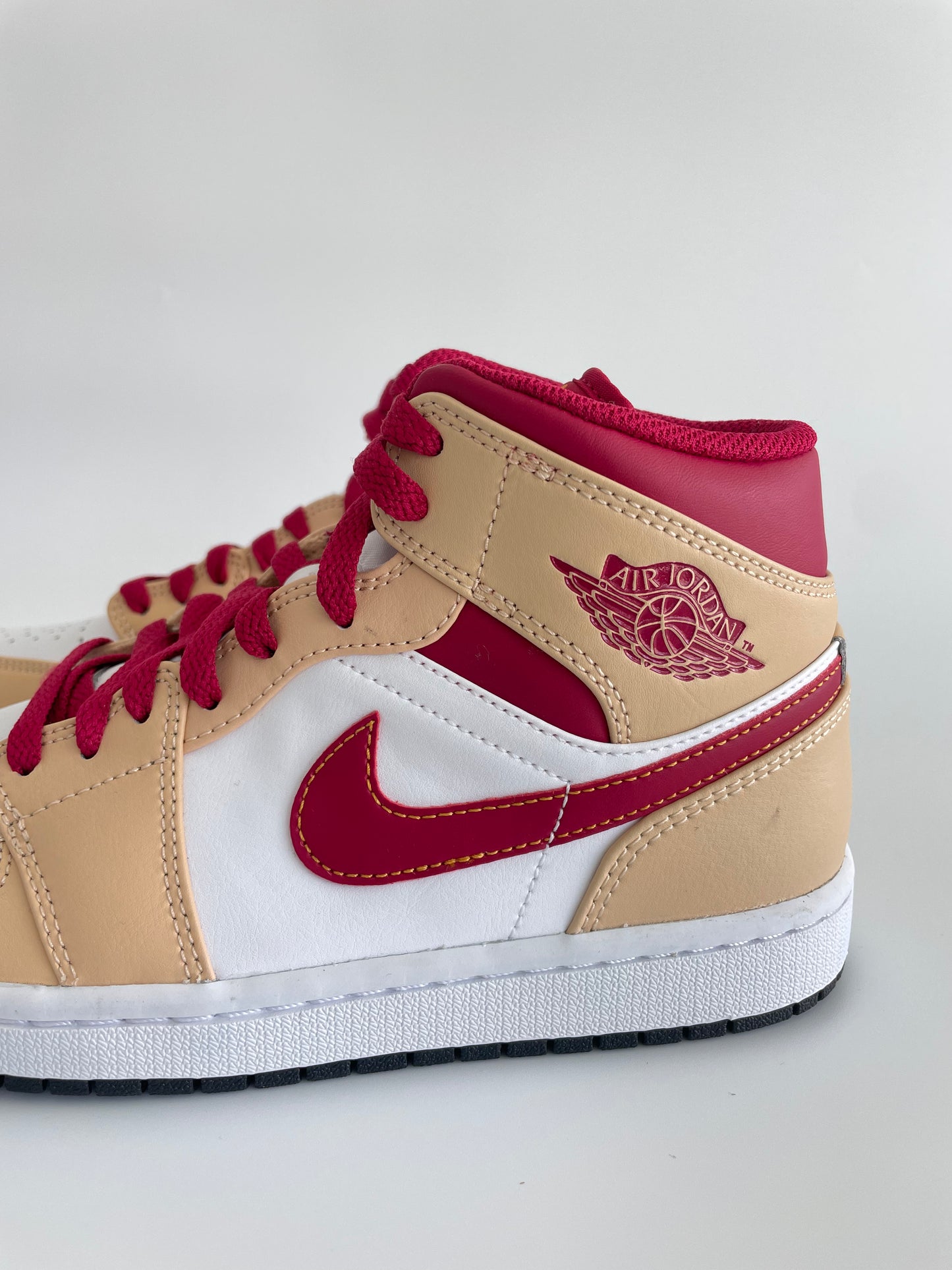 Jordan 1 Mid “Beige White Red”