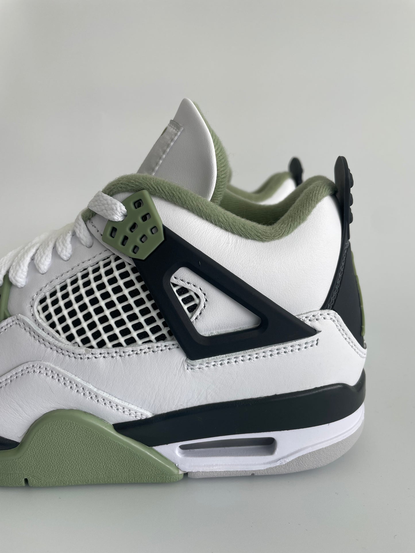 Jordan 4 “Seafoam” (W)