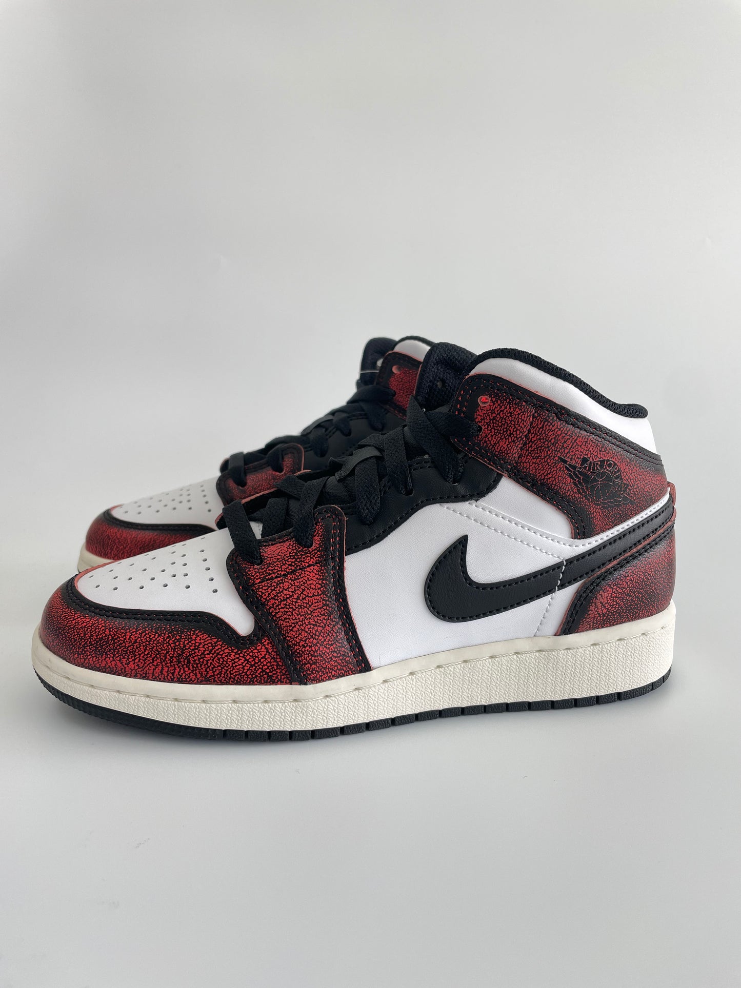 Jordan 1 Mid “Black Infrared” (GS)